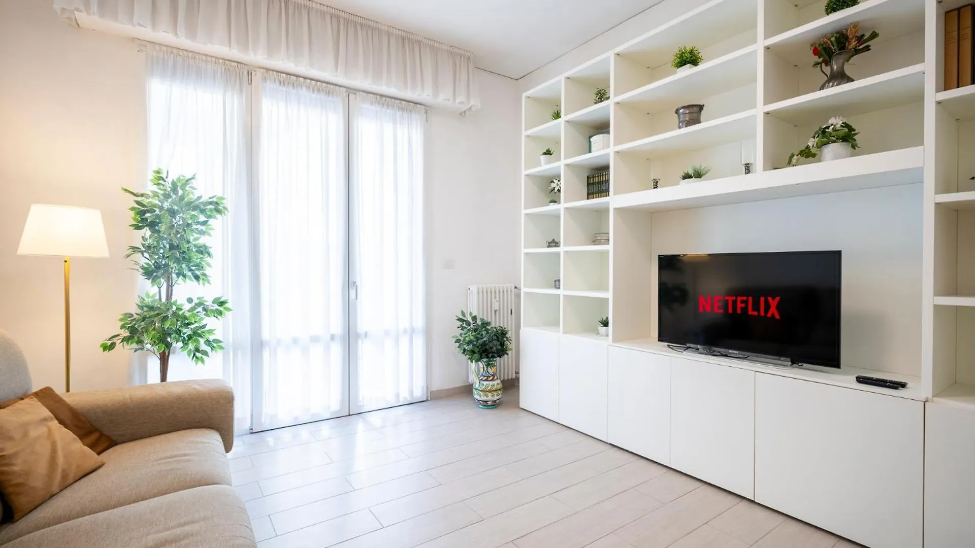 Riverside Apartment In Florence